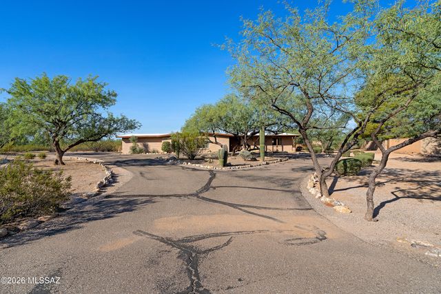 8900 E Tano Place, Tucson, AZ 85749
