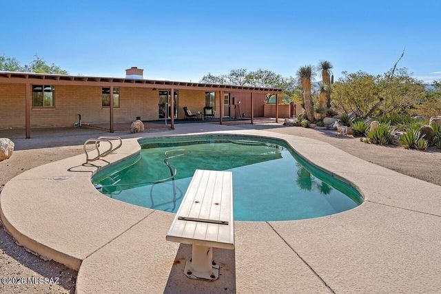 8900 E Tano Place, Tucson, AZ 85749