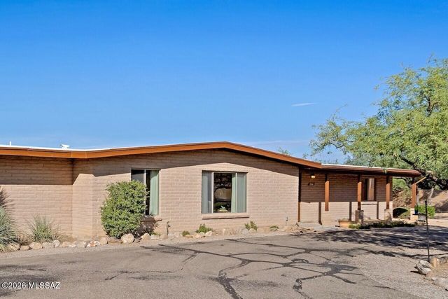 8900 E Tano Place, Tucson, AZ 85749