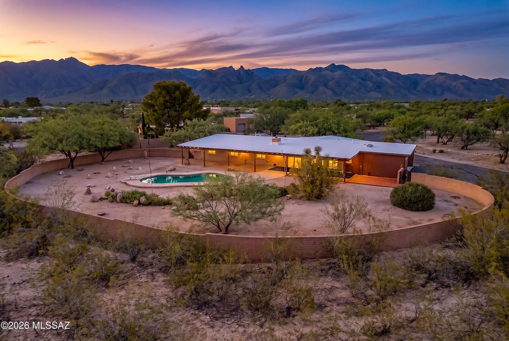 8900 E Tano Place, Tucson, AZ 85749