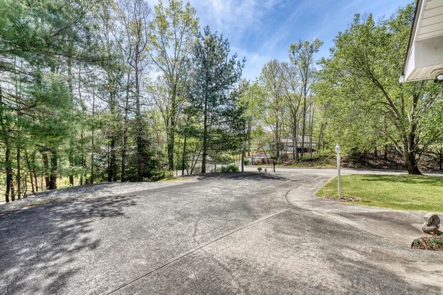 27 E Dogwood Lane, Blue Ridge, GA 30513