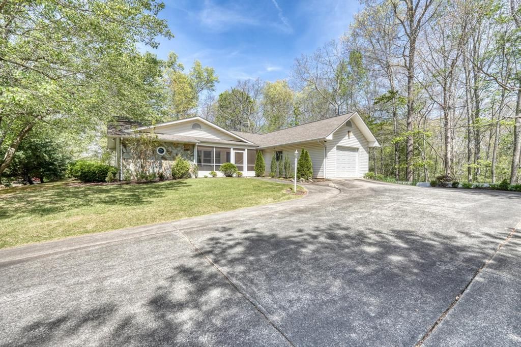 27 E Dogwood Lane, Blue Ridge, GA 30513
