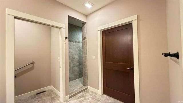 2121 Woodland Estates Drive, Elkhart, IN 46514