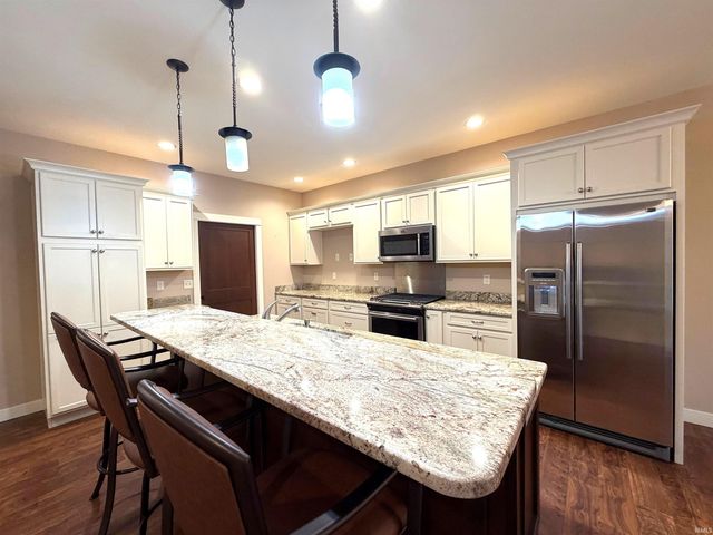 2121 Woodland Estates Drive, Elkhart, IN 46514