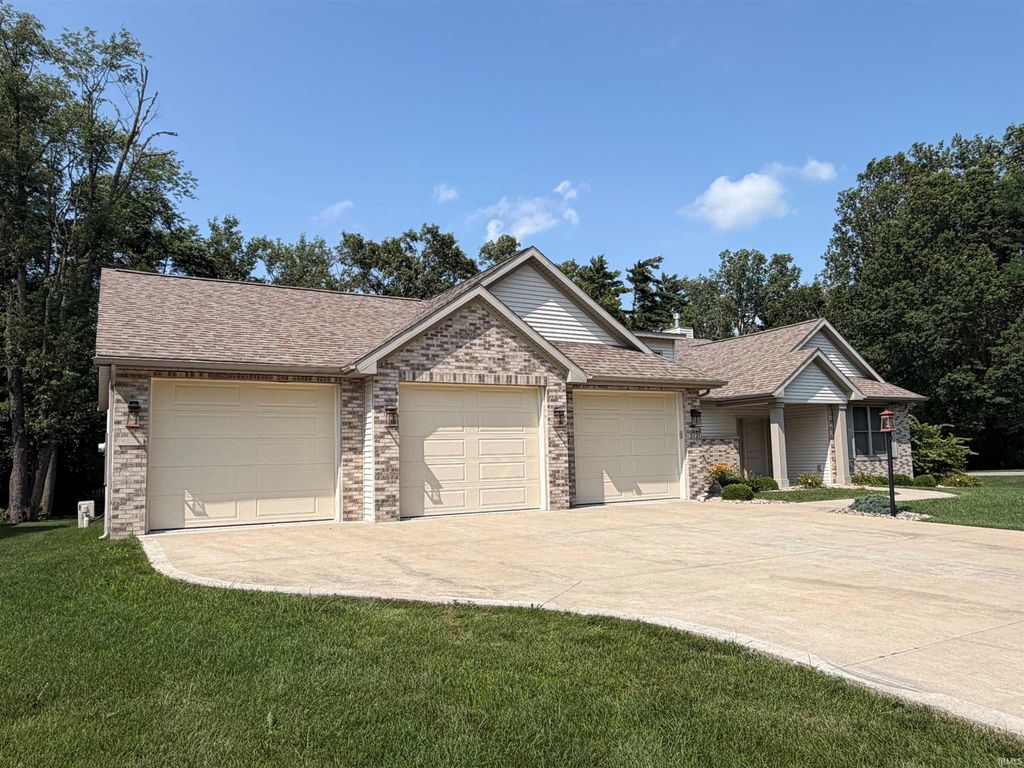 2121 Woodland Estates Drive, Elkhart, IN 46514