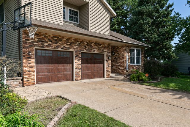 1122 W 59th Street, Davenport, IA 52806