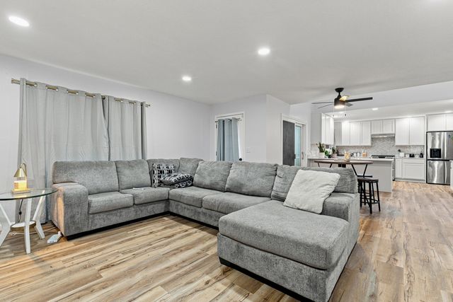 1122 W 59th Street, Davenport, IA 52806