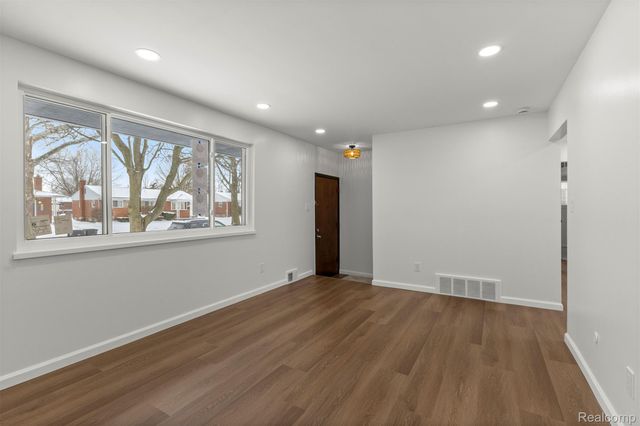 15345 Bainbridge Street, Livonia, MI 48154