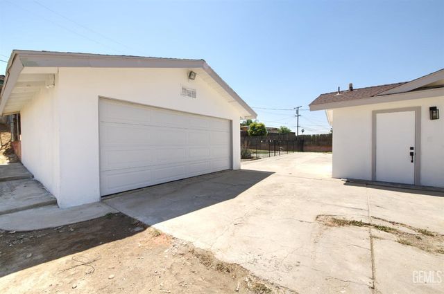 2425 Castle Drive, Bakersfield, CA 93306