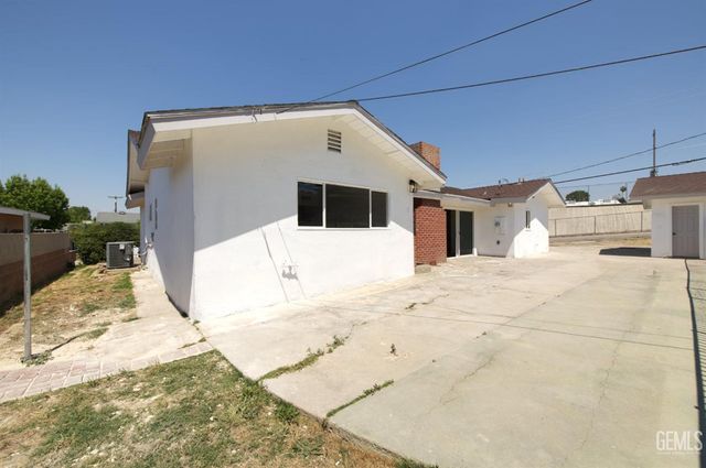 2425 Castle Drive, Bakersfield, CA 93306