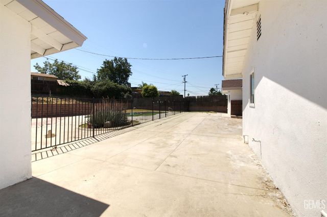 2425 Castle Drive, Bakersfield, CA 93306