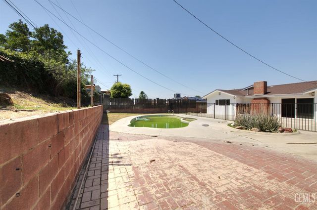 2425 Castle Drive, Bakersfield, CA 93306