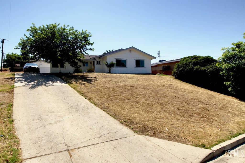 2425 Castle Drive, Bakersfield, CA 93306