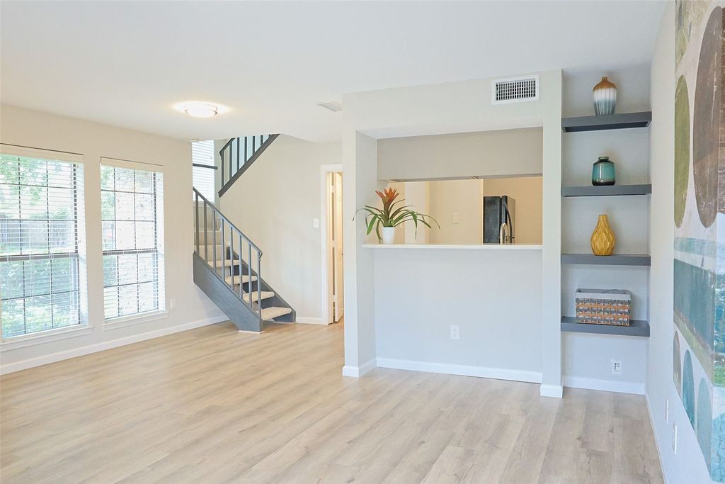 5757 E University Boulevard 22F, Dallas, TX 75206