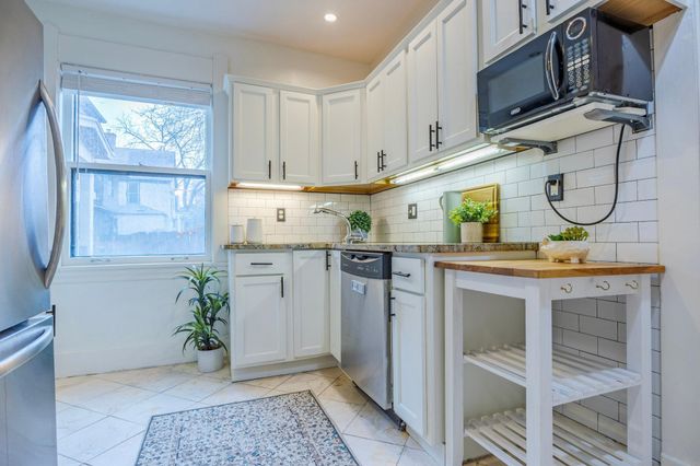 918 Goodrich Avenue A, Saint Paul, MN 55105