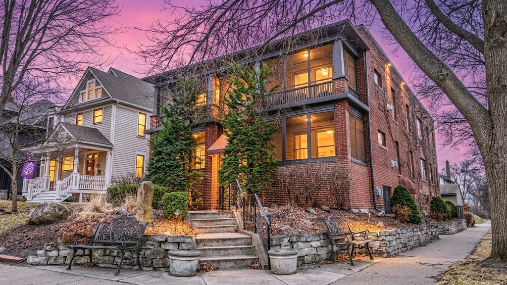 918 Goodrich Avenue A, Saint Paul, MN 55105