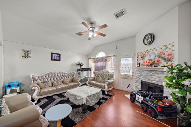 1122 N Magnolia Dale Drive, Fresno, TX 77545