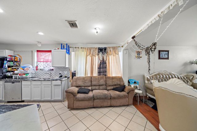 1122 N Magnolia Dale Drive, Fresno, TX 77545