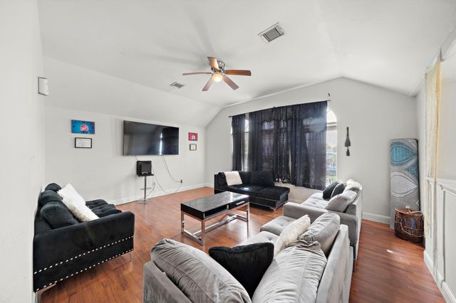 1122 N Magnolia Dale Drive, Fresno, TX 77545