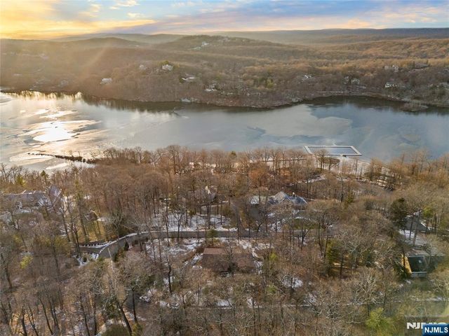 8 Brush Hill Road, Kinnelon Borough, NJ 07405