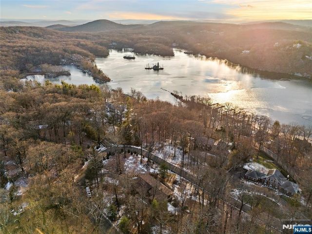 8 Brush Hill Road, Kinnelon Borough, NJ 07405