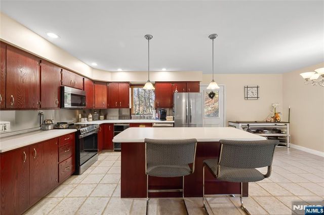 8 Brush Hill Road, Kinnelon Borough, NJ 07405