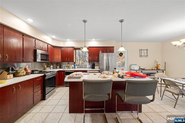 8 Brush Hill Road, Kinnelon Borough, NJ 07405