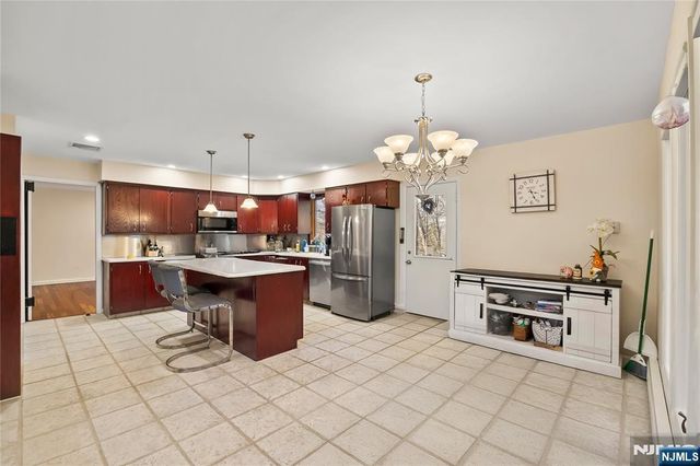 8 Brush Hill Road, Kinnelon Borough, NJ 07405