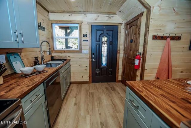 433 Ball Mountain Lane, Gatlinburg, TN 37738