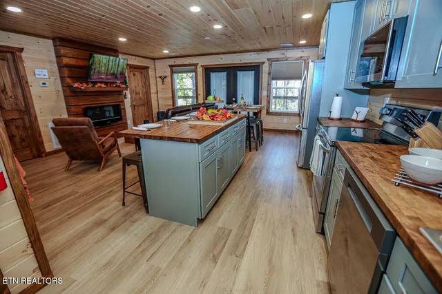 433 Ball Mountain Lane, Gatlinburg, TN 37738