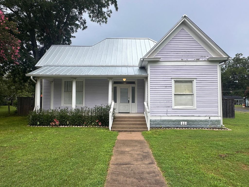 607 Mills ST, Smithville, TX 78957