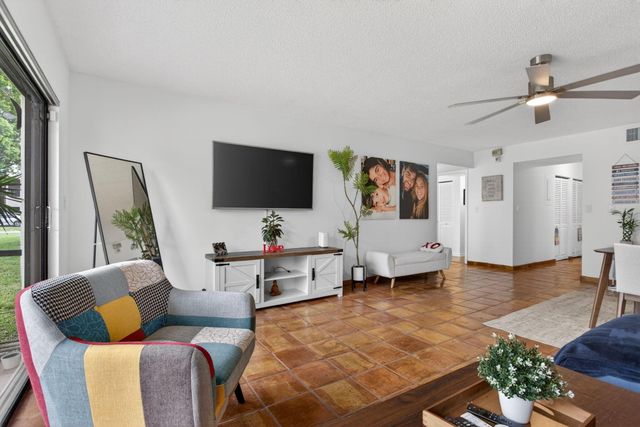 172 W Laurel Drive 1102, Margate, FL 33063