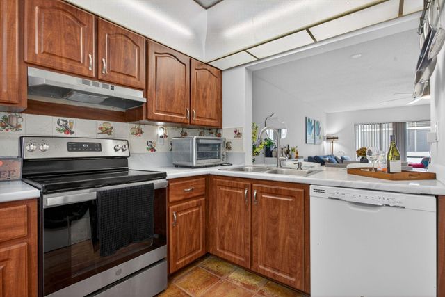 172 W Laurel Drive 1102, Margate, FL 33063