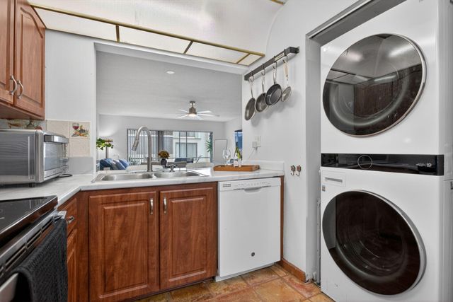 172 W Laurel Drive 1102, Margate, FL 33063