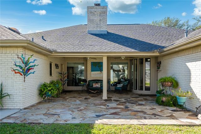 425 Seco Dr, Portland, TX 78374