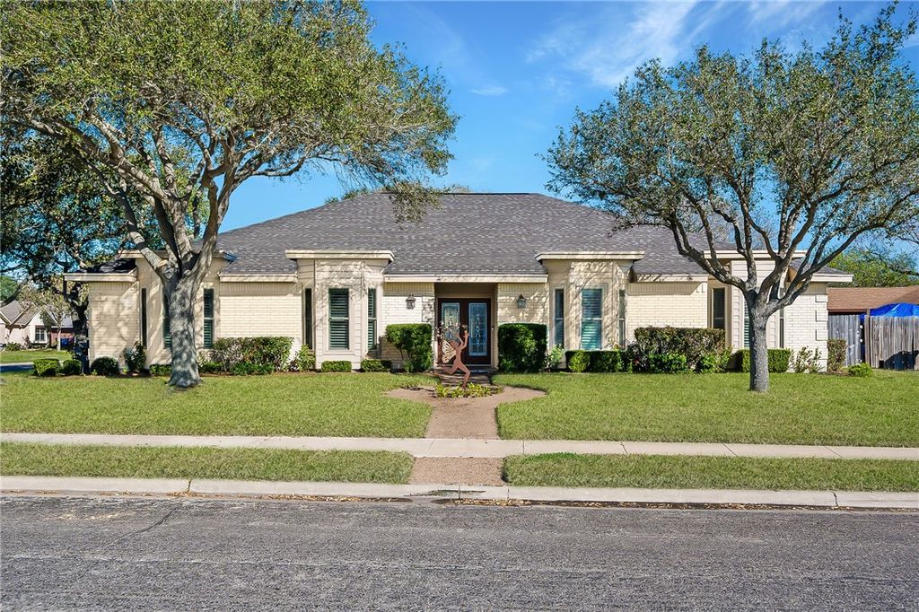 425 Seco Dr, Portland, TX 78374