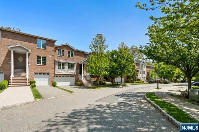 17 Skymark Court, Upper Saddle River, NJ 07458