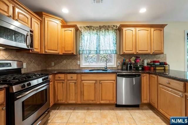 17 Skymark Court, Upper Saddle River, NJ 07458