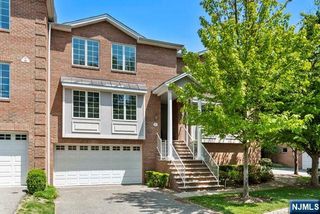 17 Skymark Court, Upper Saddle River, NJ 07458
