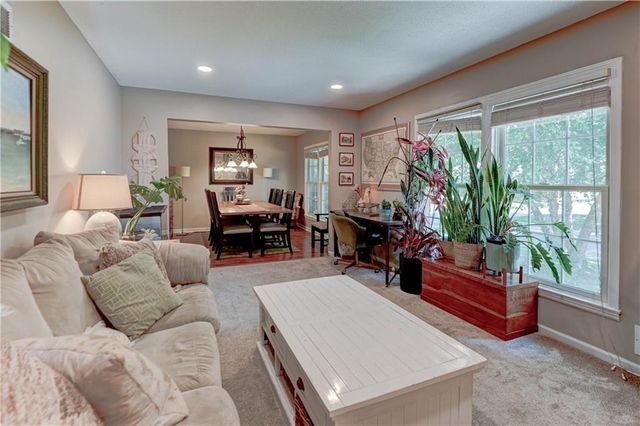 1335 SW Horizon Drive, Blue Springs, MO 64015