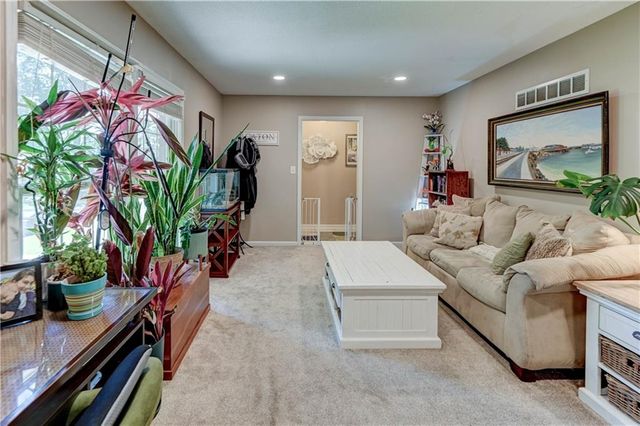 1335 SW Horizon Drive, Blue Springs, MO 64015