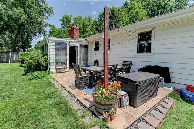 1335 SW Horizon Drive, Blue Springs, MO 64015