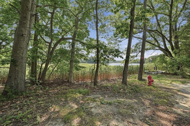 4 Point St, Freetown, MA 02702