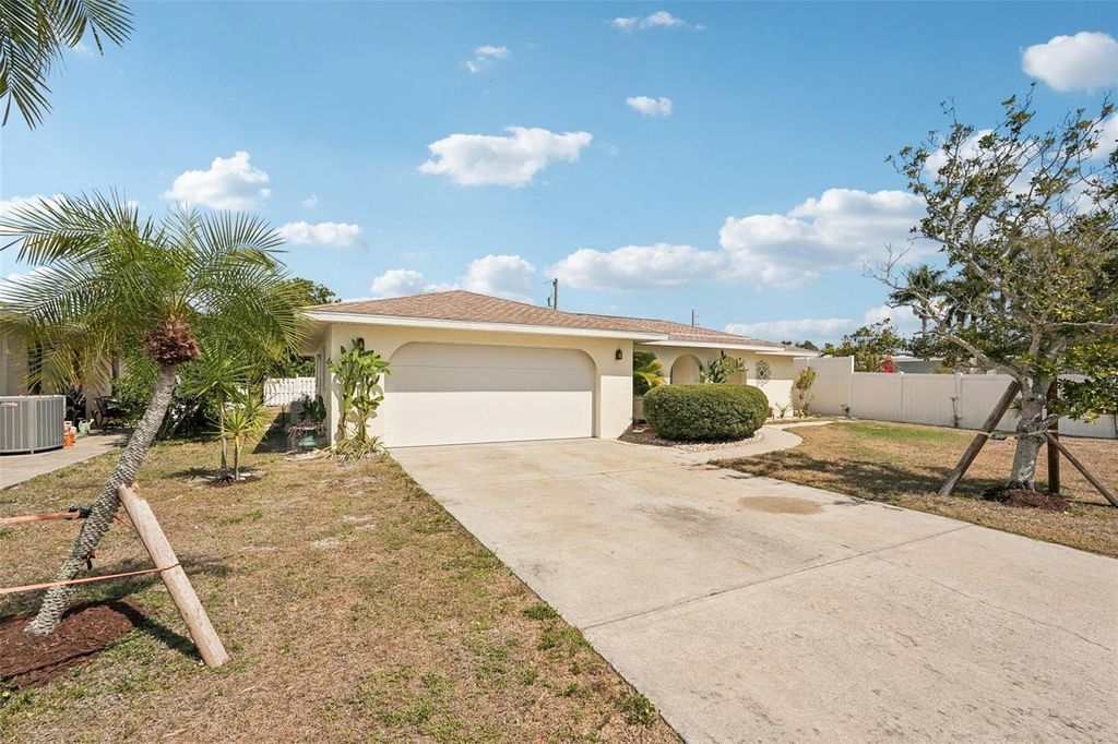 Image 4 of property listing at 1741 BAYONNE STREET, Sarasota, FL 34231