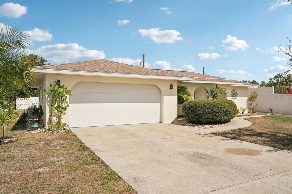 Image 5 of property listing at 1741 BAYONNE STREET, Sarasota, FL 34231