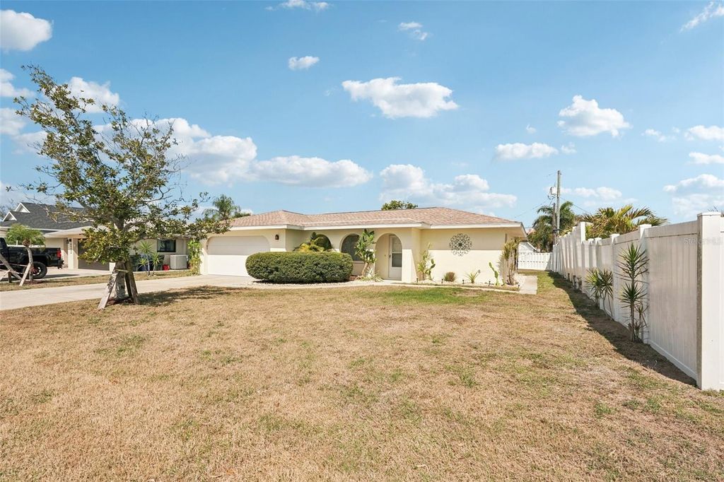 Image 9 of property listing at 1741 BAYONNE STREET, Sarasota, FL 34231