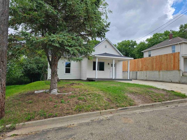 607 1st st SE, Minot, ND 58701