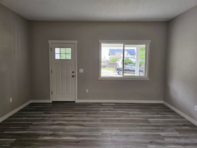 607 1st st SE, Minot, ND 58701