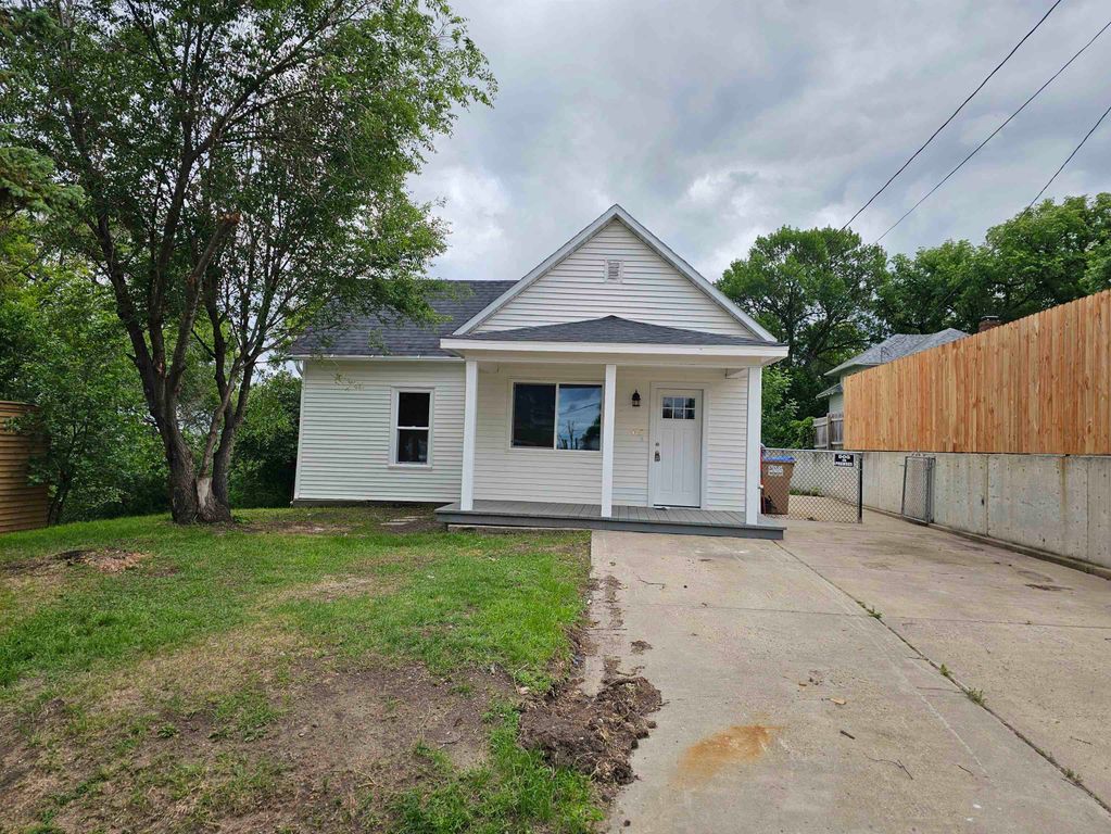 607 1st st SE, Minot, ND 58701