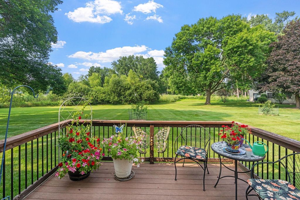 807 Parkside Drive 807G, Vadnais Heights, MN 55127